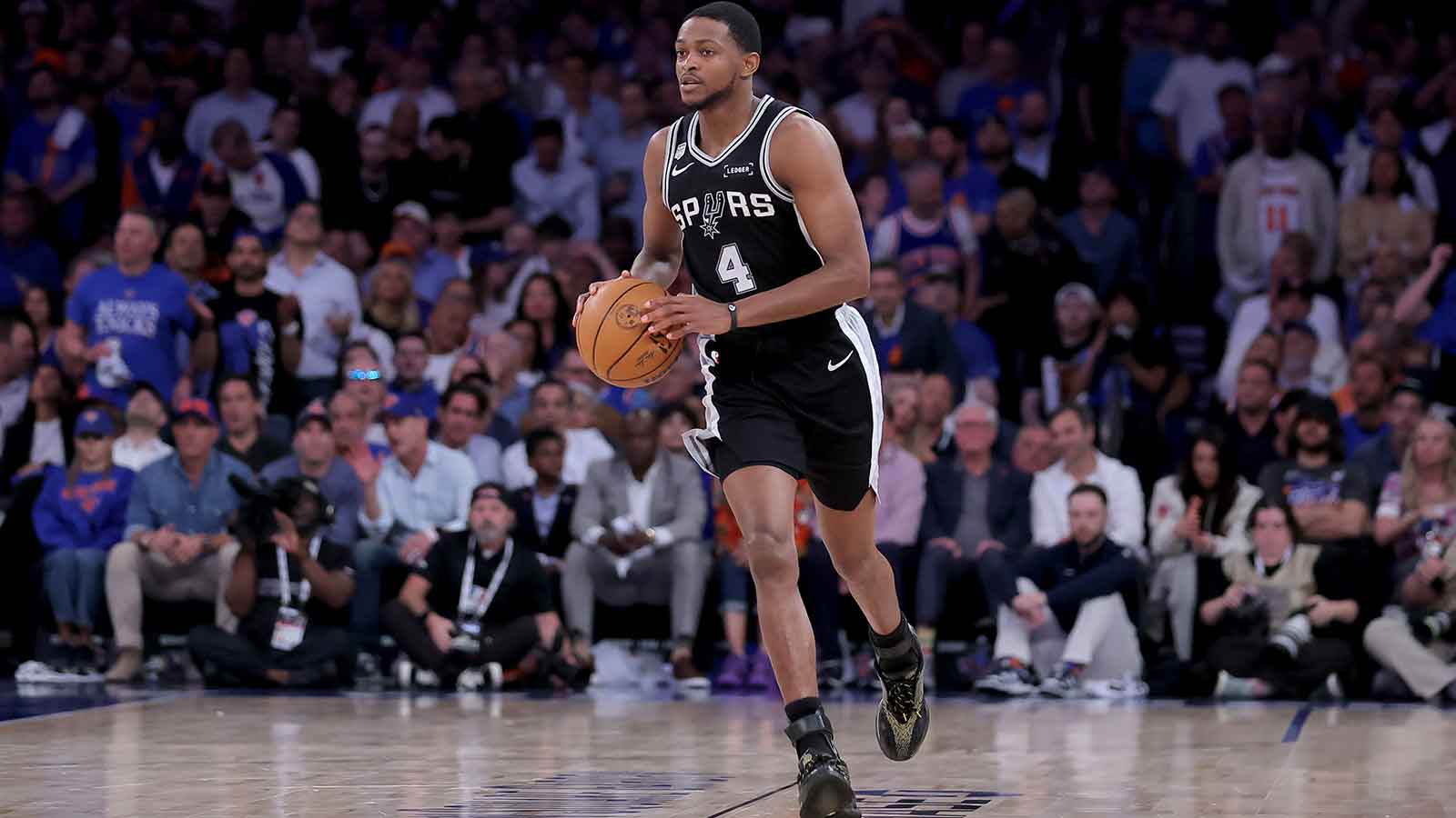 De’Aaron Fox’s Flagrant Foul on Josh Hart Sparks Fiery Turn in Spurs-Knicks Game 5