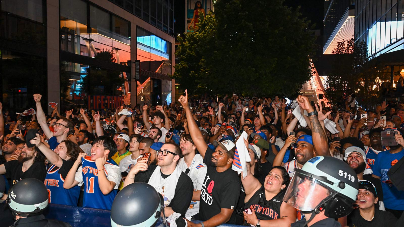 A Knicks Fan Balanced a TV on His Head in the Middle of a Crowd — and Then Came the Garbage Can