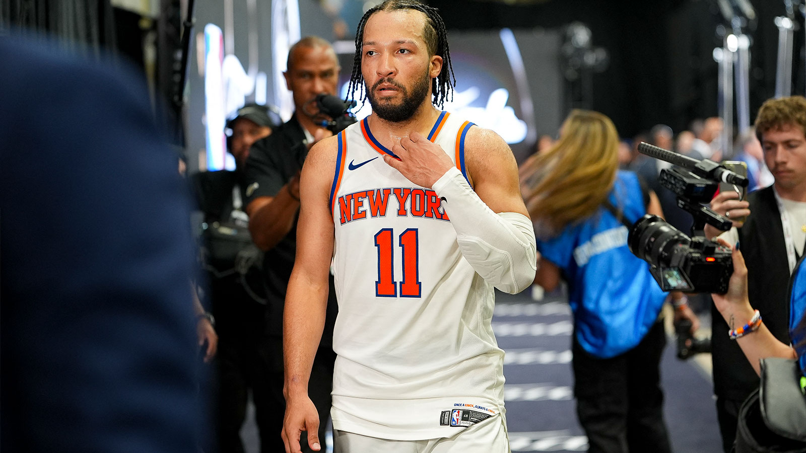 Jalen Brunson’s No-Photo Rule Is Testing His Teammates — and the Knicks’ Title Hopes