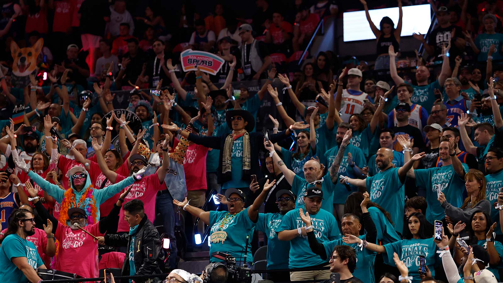 Spurs Fan in Rodman Jersey Tried to Fight Every Knicks Fan at Penn Station — It Didn’t End Well