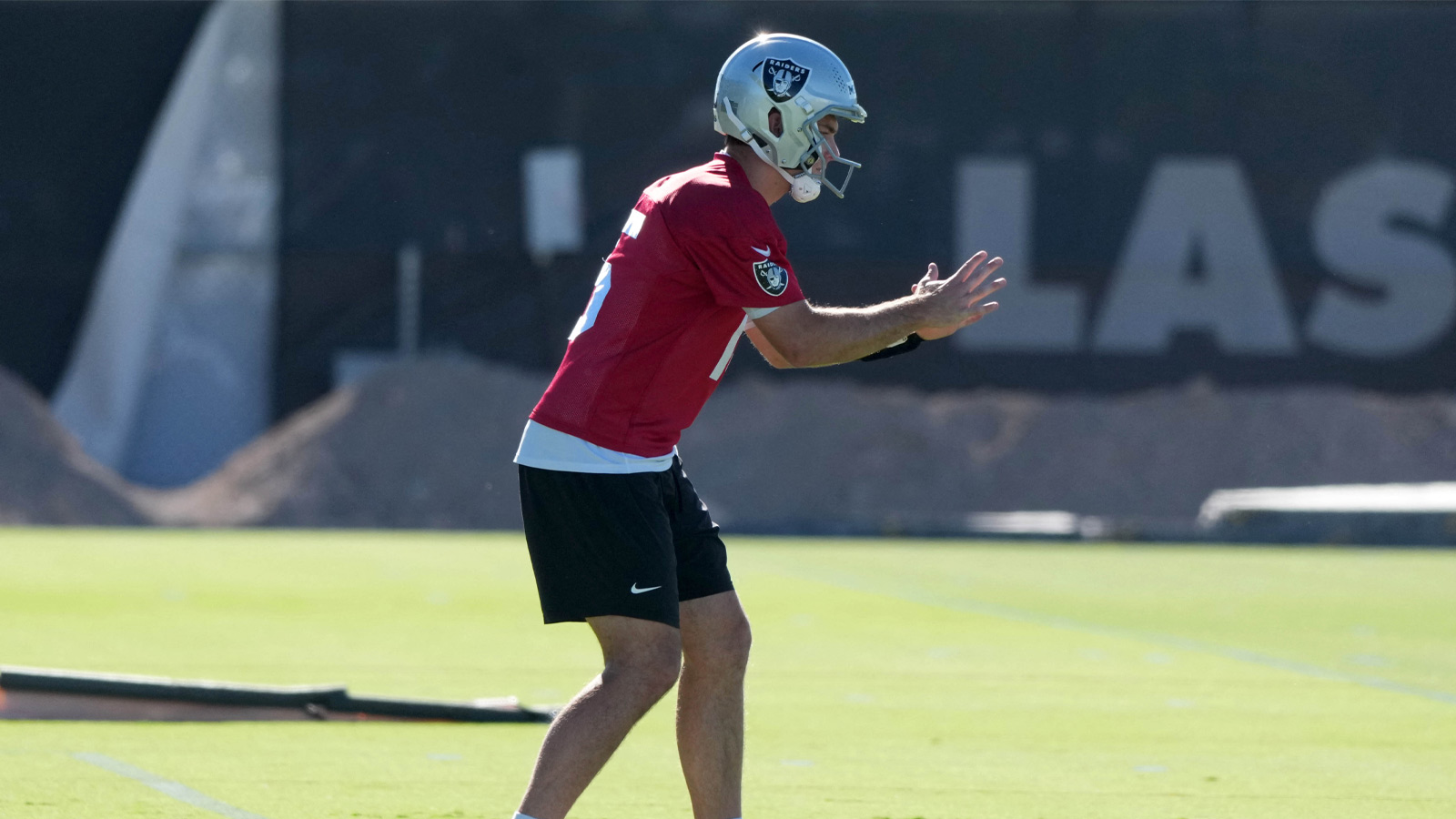 Raiders Punters Tells Rookie QB: ‘We Don’t Need You to Be Superman’