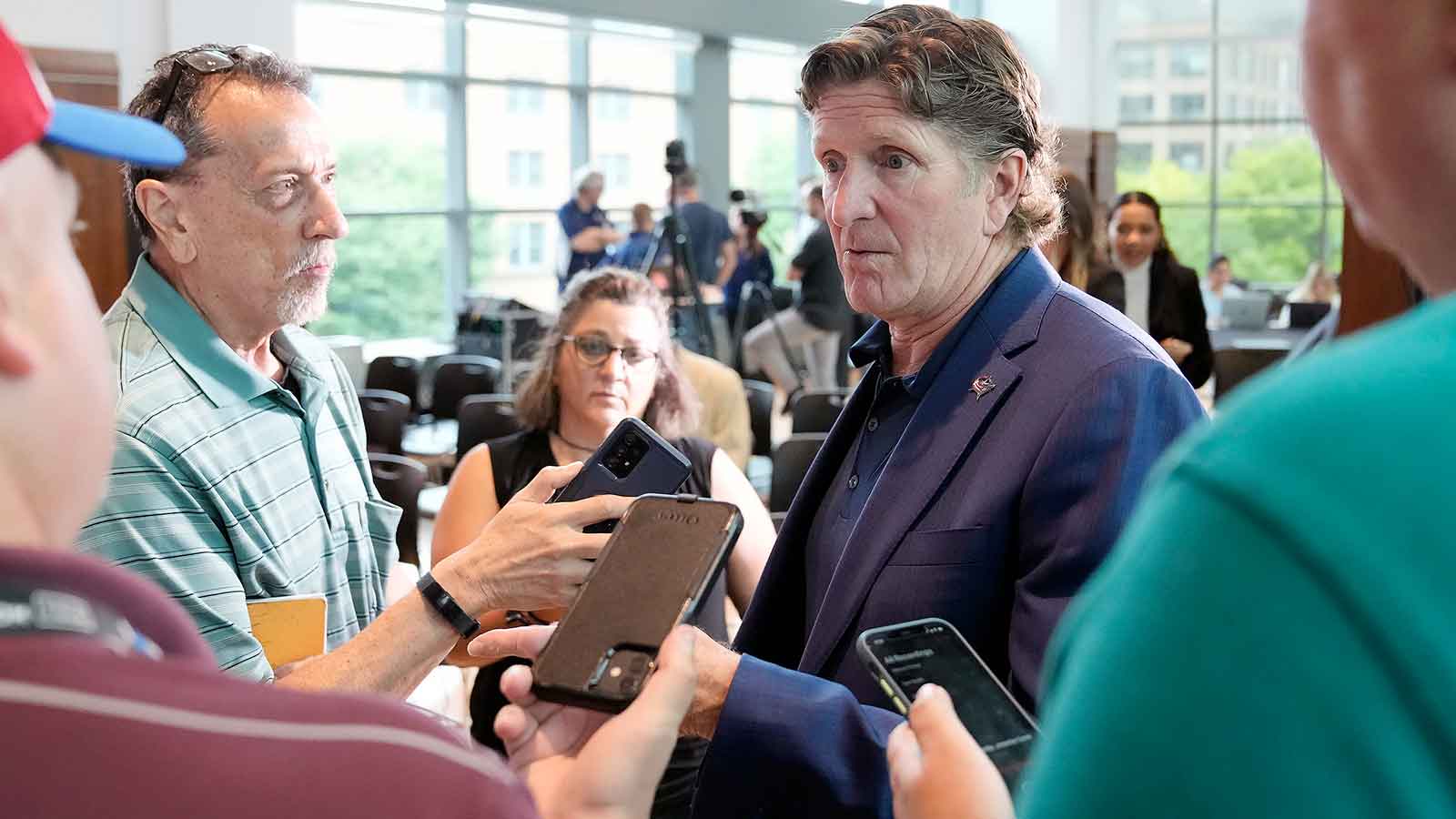 Mike Babcock’s Troubled Past Has Some Oilers Players Wary of Joining the Team