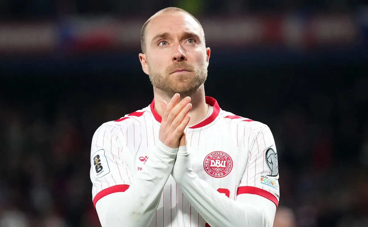 Christian Eriksen Collapses Again — The On-Field Moment That Has Teammates Deeply Worried