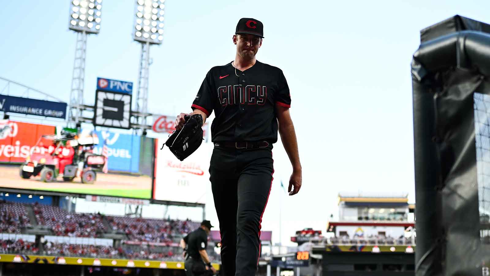 Nick Lodolo’s Wrist Injury Forces Early Exit from Reds-Brewers Game