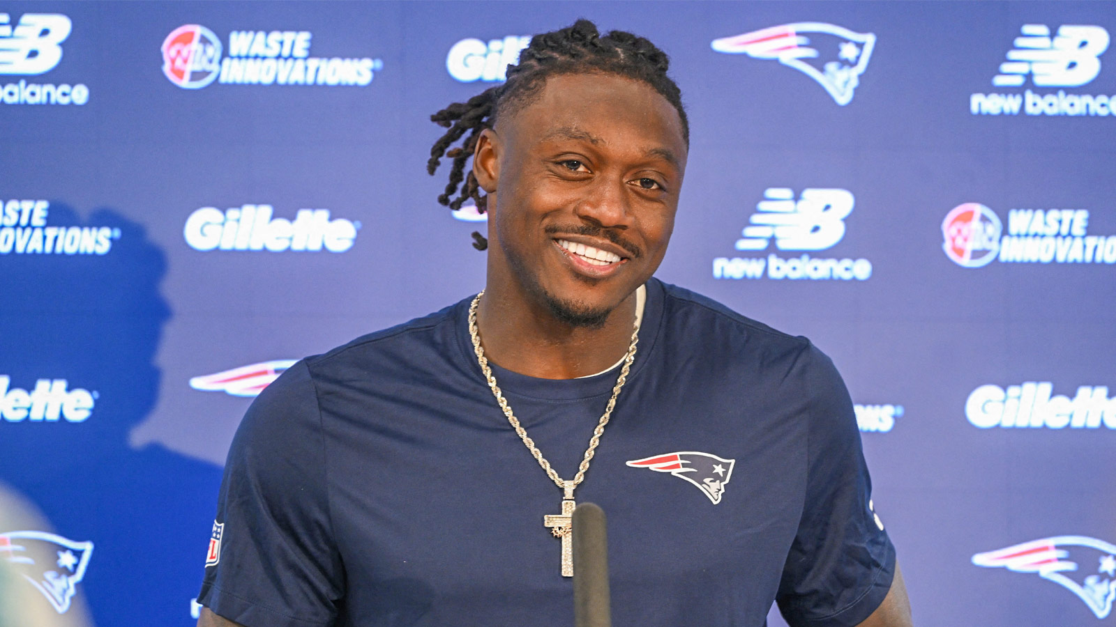 Patriots’ A.J. Brown Mimics Randy Moss — and His Teammates Are Taking Notice