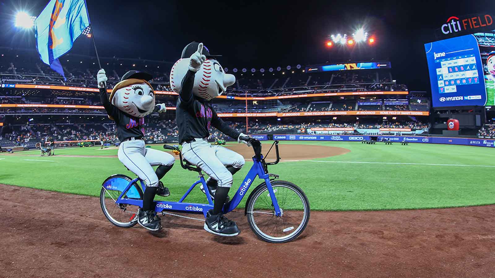 Mr. Met Kept Dancing While the Mets Manager Got Fired. It Was Perfect Timing.