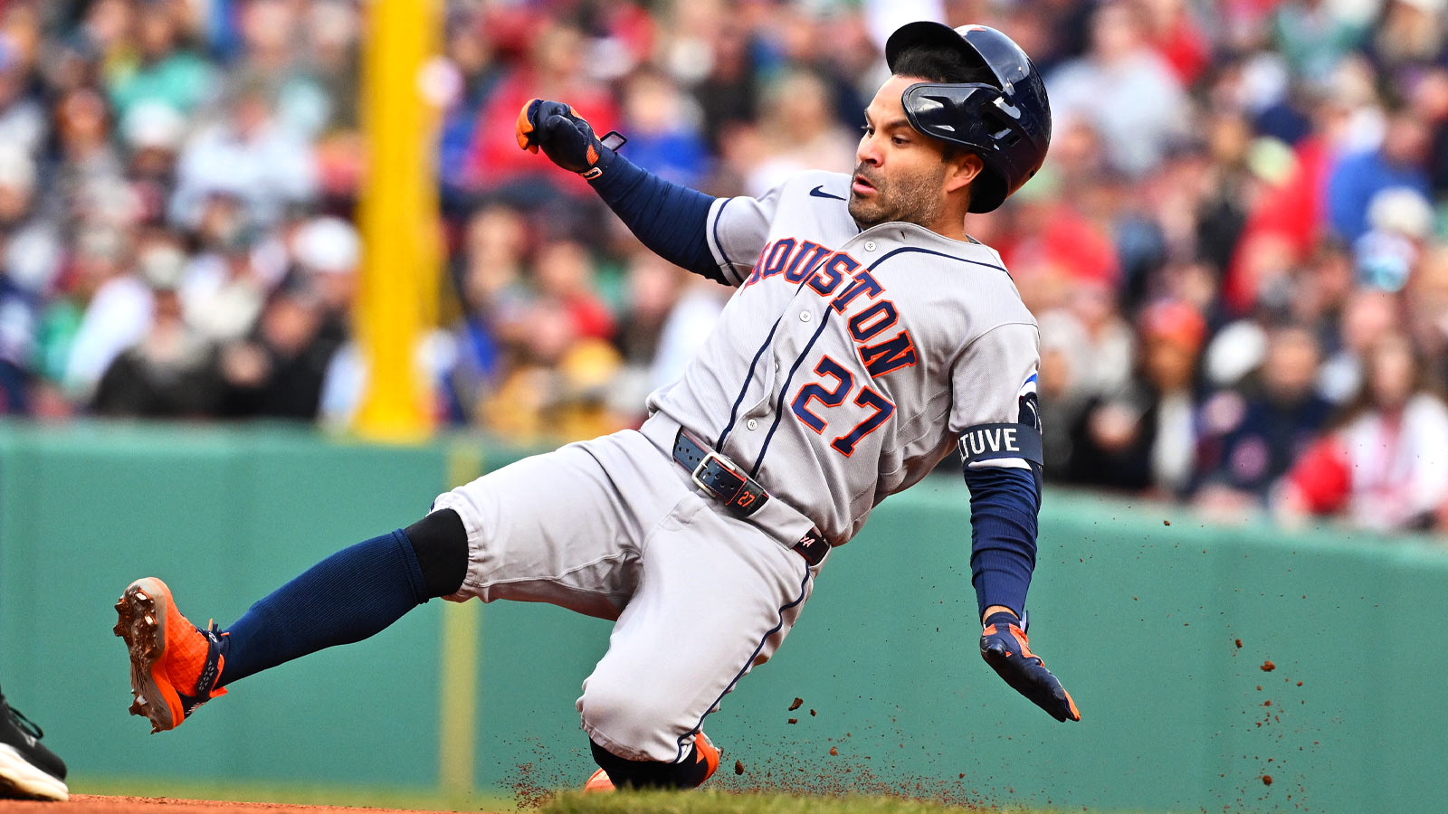 Astros’ Jose Altuve Leaves Tigers Game After Awkward Collision at Second Base