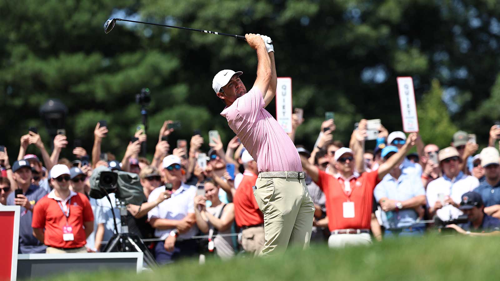 Scheffler Leads Travelers Championship as Rain Stops Play on Sunday