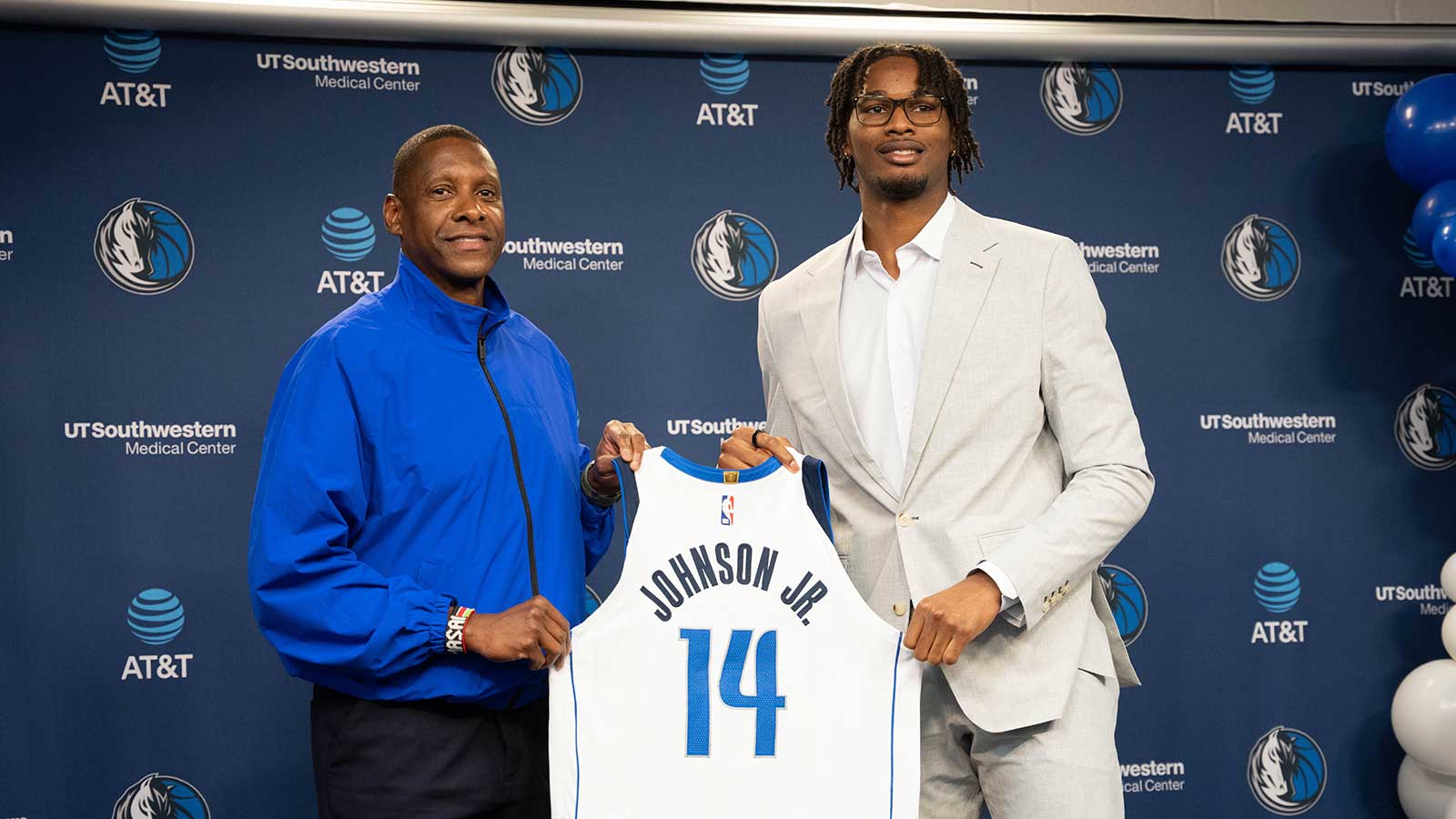 Mavericks Pushing for Kawhi Leonard Trade as Masai Ujiri Reunites With His ‘Klaw’ Past.