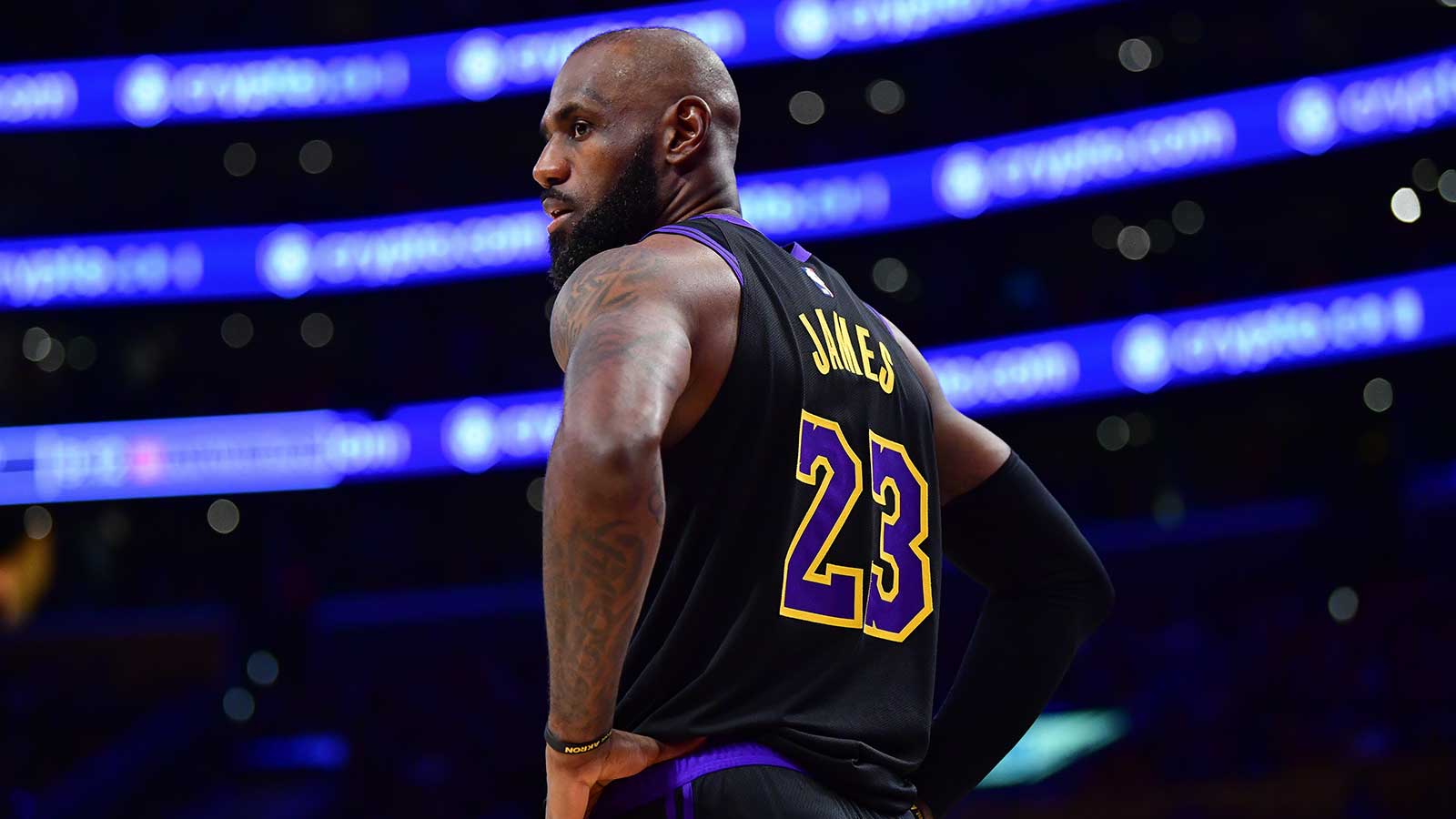 Warriors’ Play for LeBron Forces Lakers to Finally Pick Up the Phone