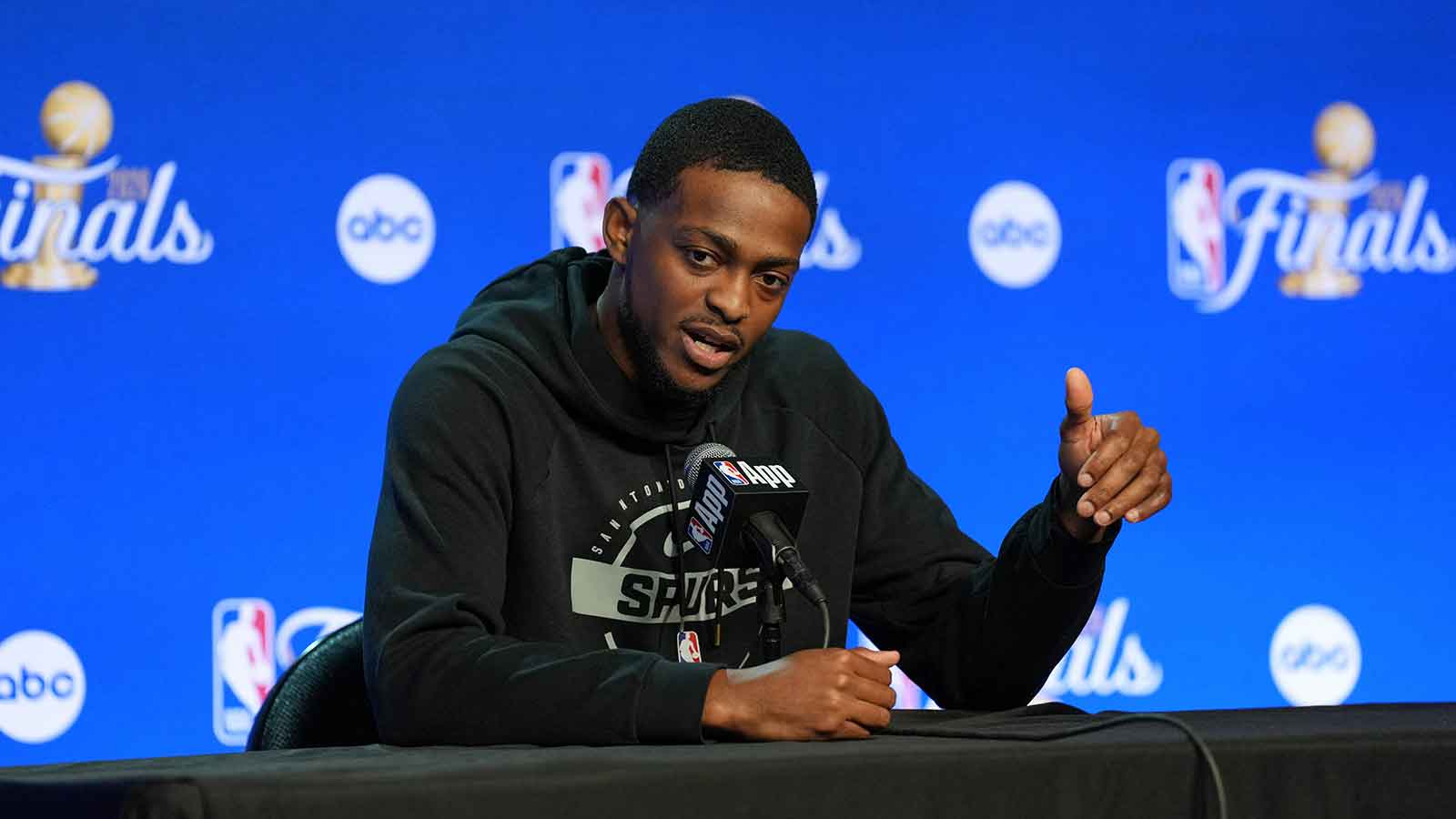 De’Aaron Fox Claps Back at ‘Unc’ Jab — What It Means for Spurs Chemistry
