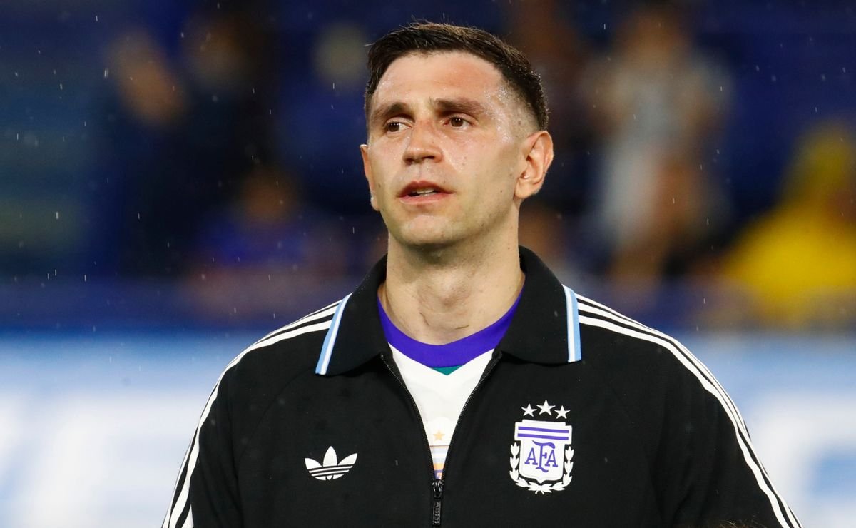 Argentina’s World Cup Hopes Hit as ‘Dibu’ Martinez Faces Finger Injury Setback