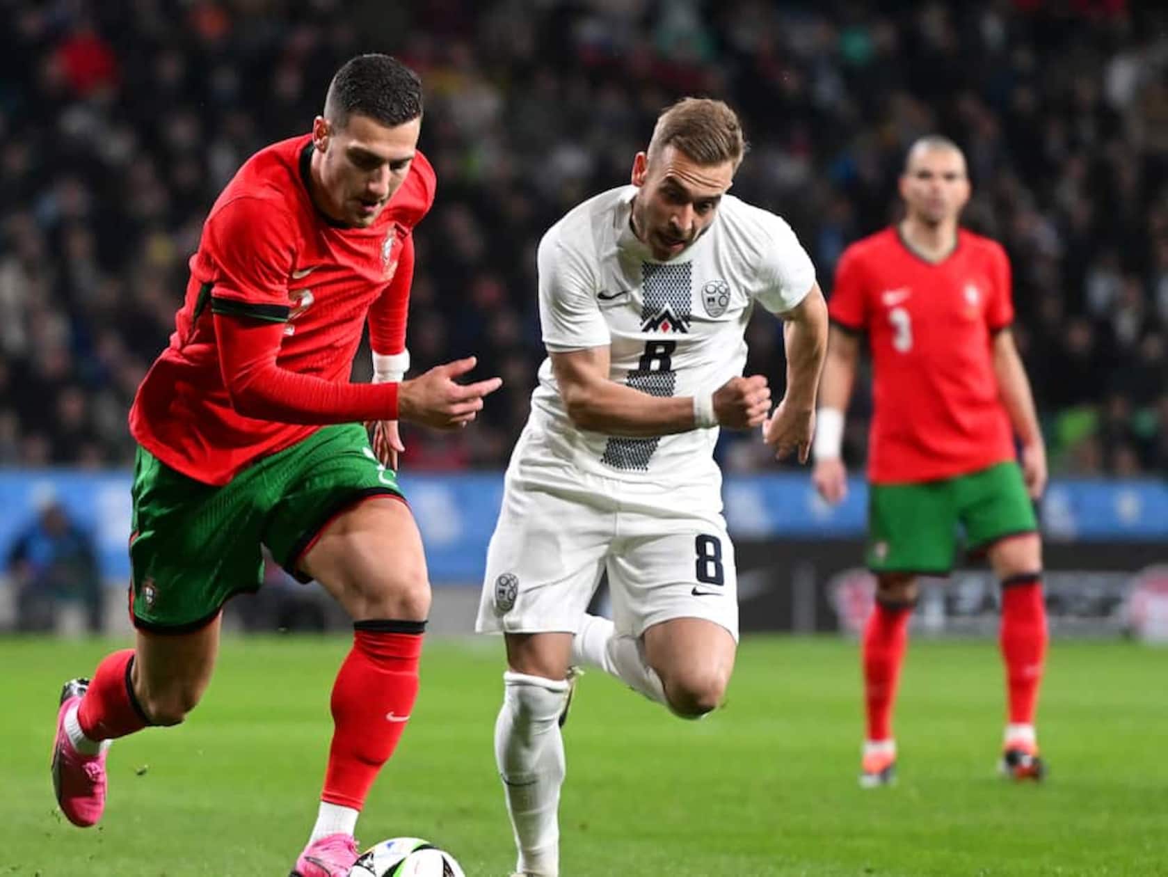 Cristiano Ronaldo Under Fire, But His Teammate Says the Lock Room Is ‘Unshakable’