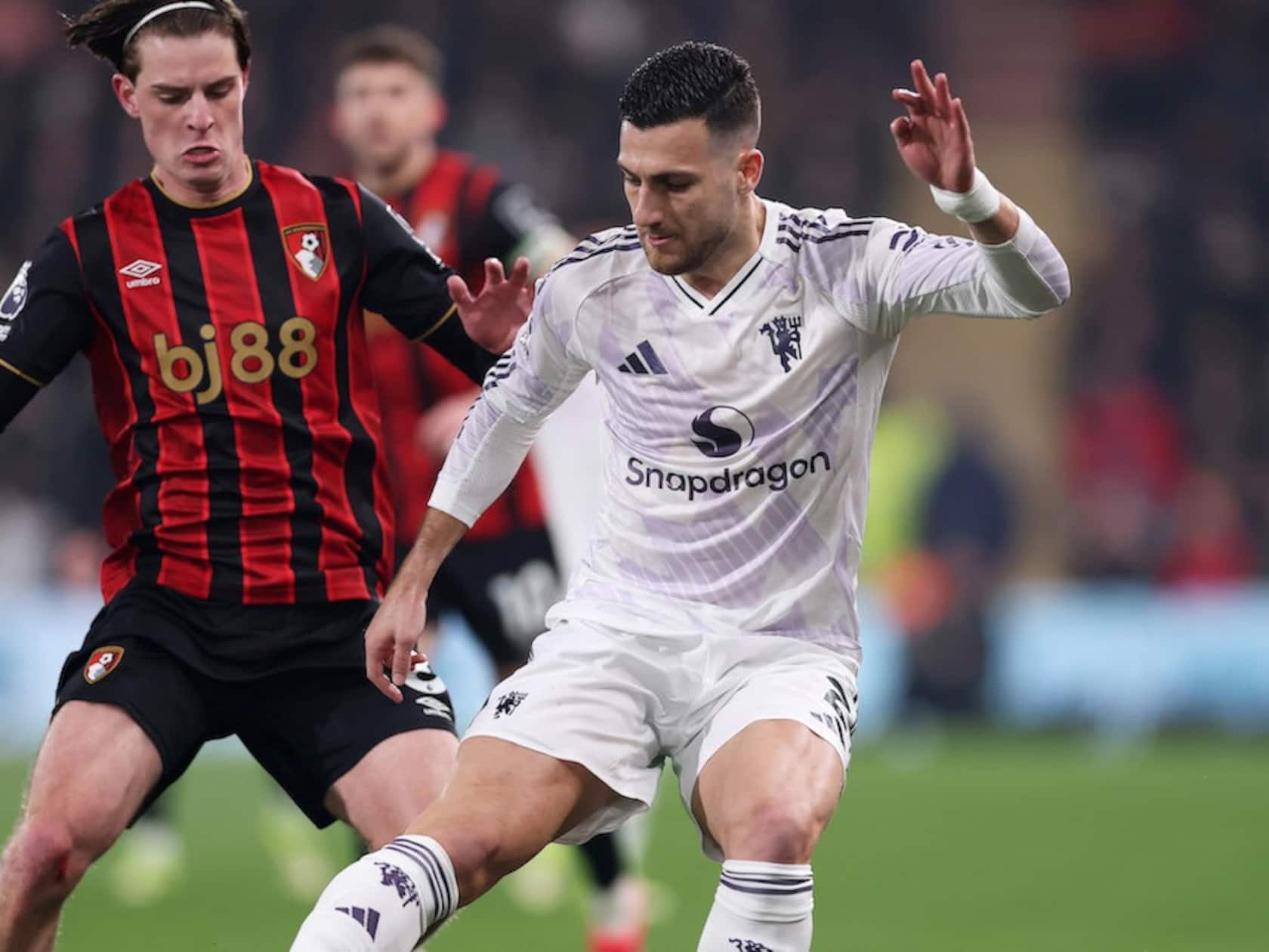 Manchester United Shifts Focus to Alex Scott as Mateus Fernandes Deal Hits Trouble