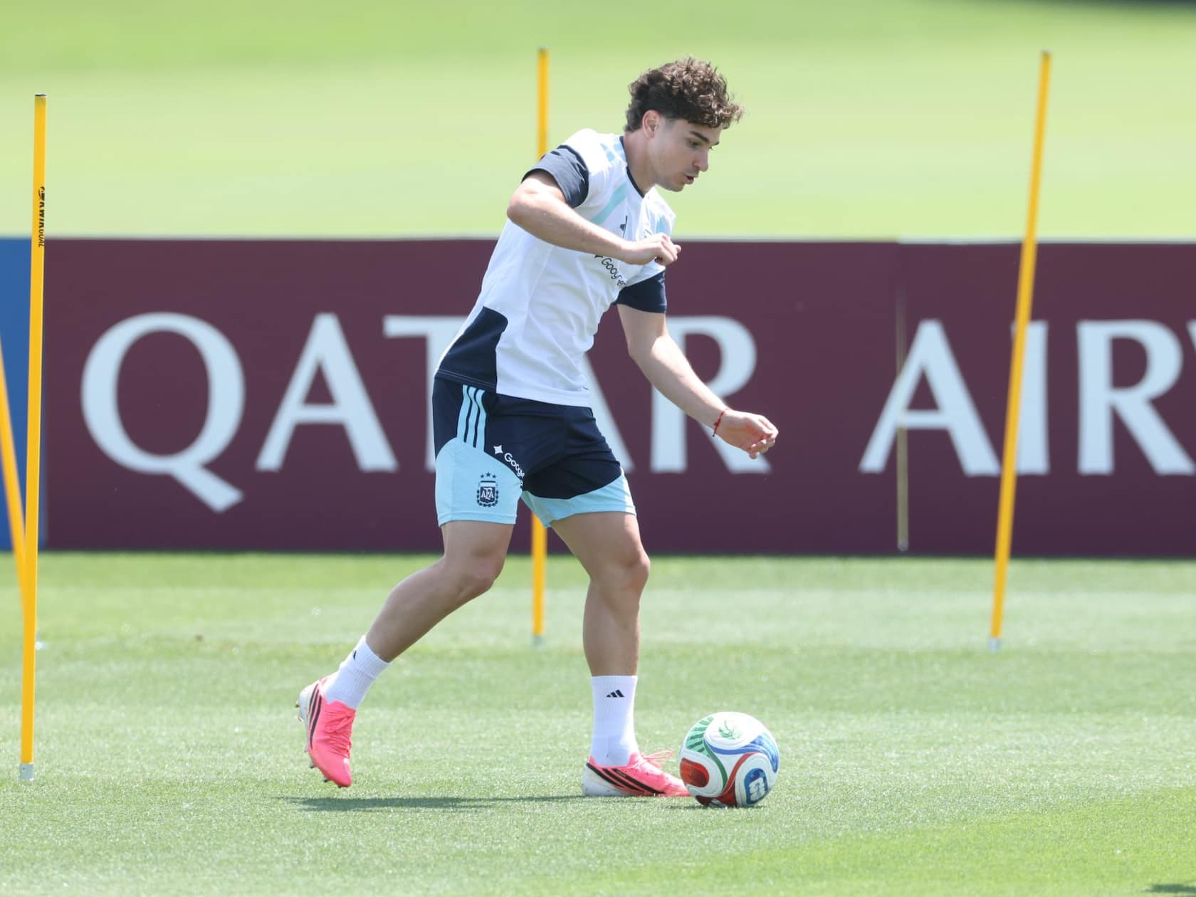 Julian Alvarez Agrees to Five-Year Barcelona Deal. Atletico Still Won’t Talk.
