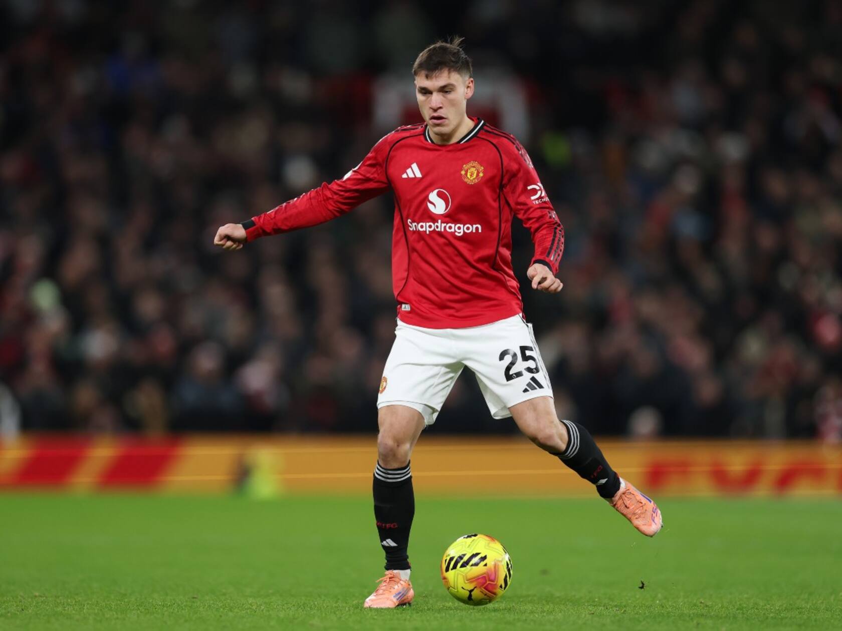Manuel Ugarte Faces Up to a Year on Sidelines After World Cup Knee Injury