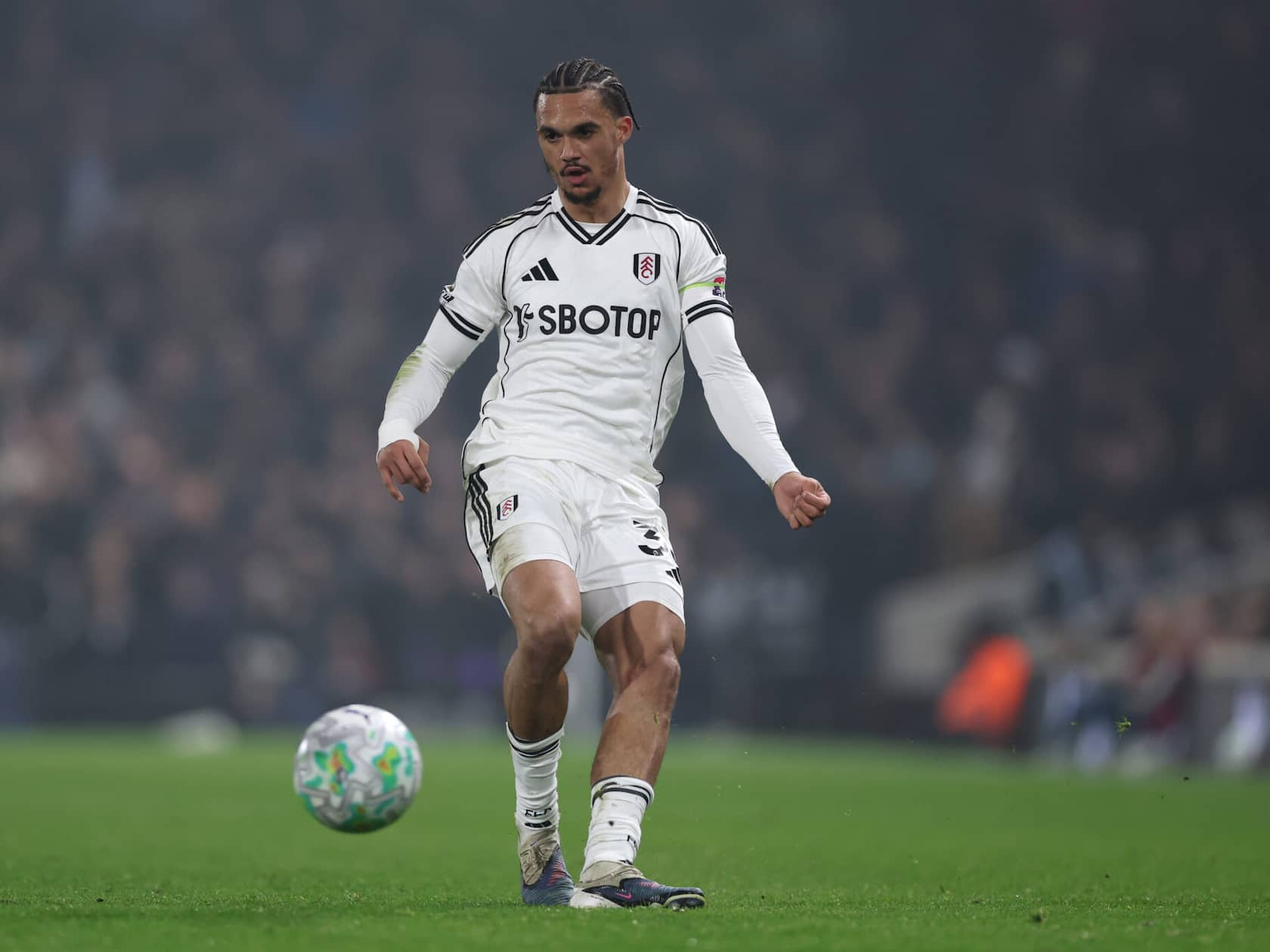 Manchester United’s Left-Back Crisis Deepens — Surprise Fulham Star Now Top Target