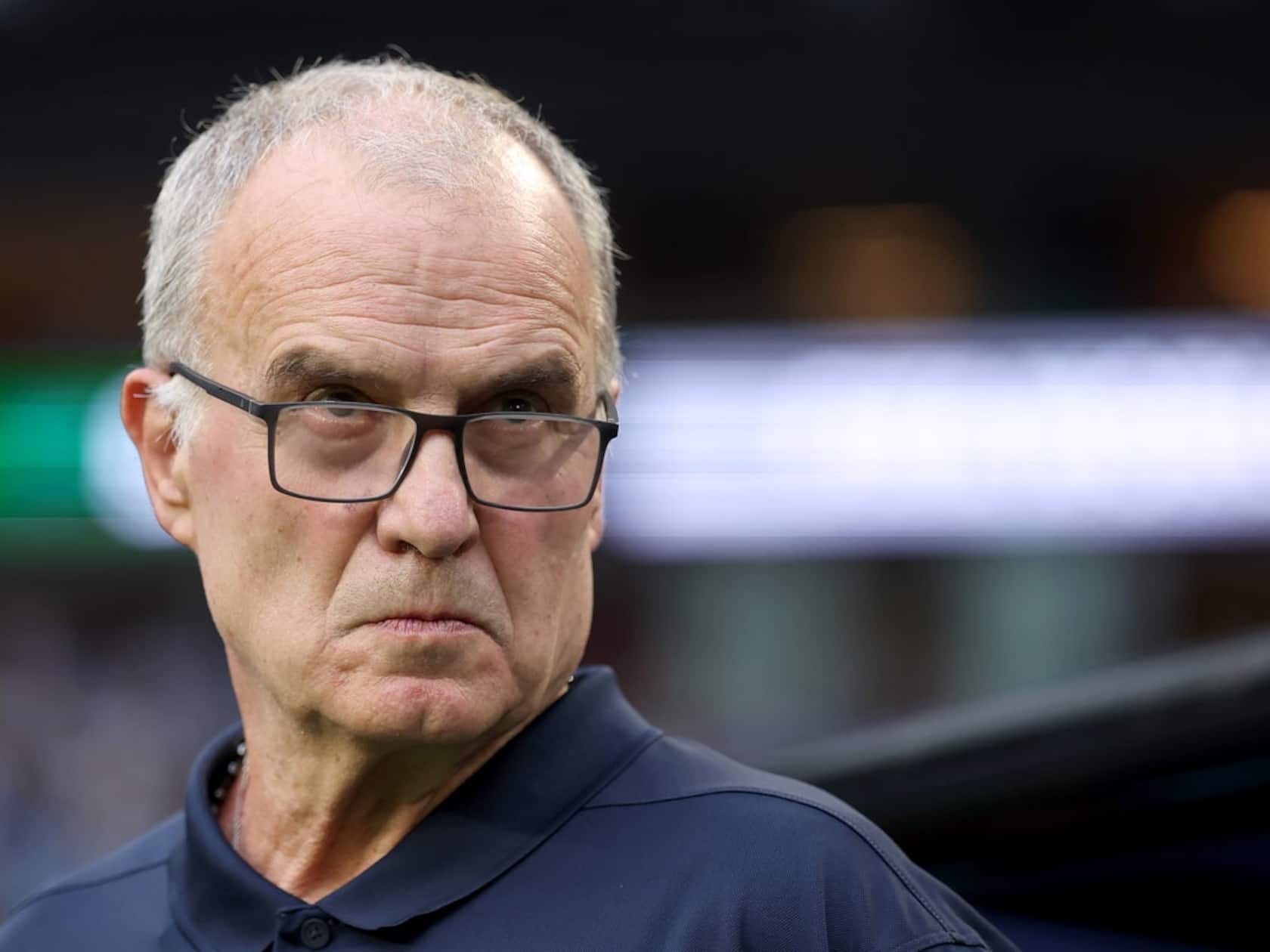 Marcelo Bielsa’s World Cup Photo Looked Like a Mugshot — and His Reaction Was Pure Bielsa