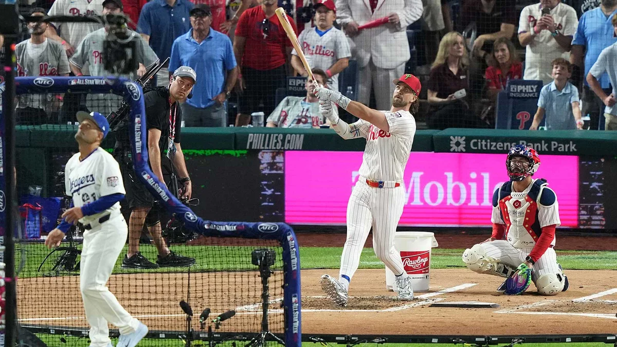 Schwarber Outduels Harper in Front of Phillies Fans at Home Run Derby