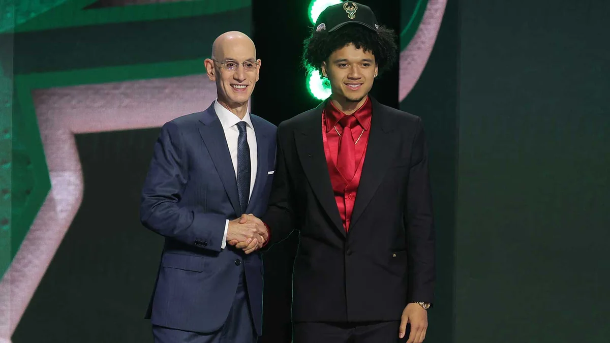 Brayden Burries Just Put Up 23 Pts, 8 Reb, 6 Ast and 4 Steals. The Bucks Might Have Stolen a Star.
