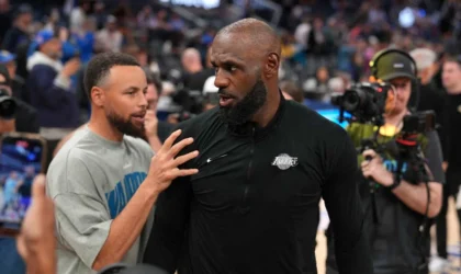 Stephen Curry Just Changed His Approach to Recruiting LeBron. That Might Mean Something.