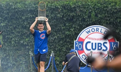 Anthony Rizzo Carries the Trophy One More Time as Cubs Relive 2016