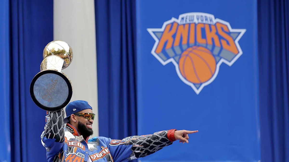 Knicks star Karl-Anthony Towns just helped a wrestler win at MSG. The reason goes back to a championship.