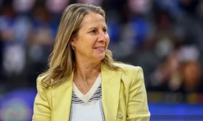 Cheryl Reeve channeled Wilt Chamberlain’s 100-point pose after breaking the WNBA wins record