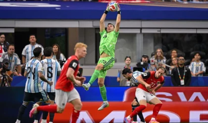 Argentina’s Goalkeeper Set a World Cup Final Record With a Broken Finger