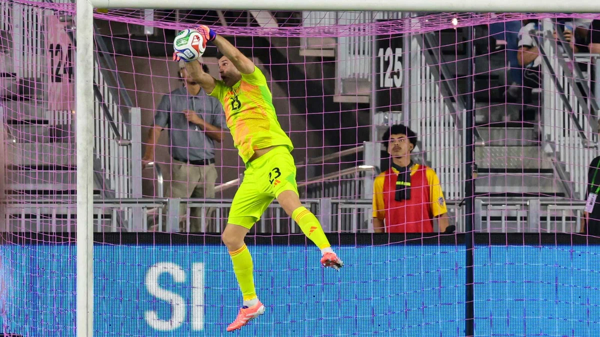 Spain’s Coach Praised Emiliano Martinez. Then He Explained Why Argentina’s Goalkeeper Was a Nightmare.