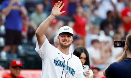 Sam Darnold Threw Out a First Pitch. The Mariners Still Lost. That’s the Vibe.