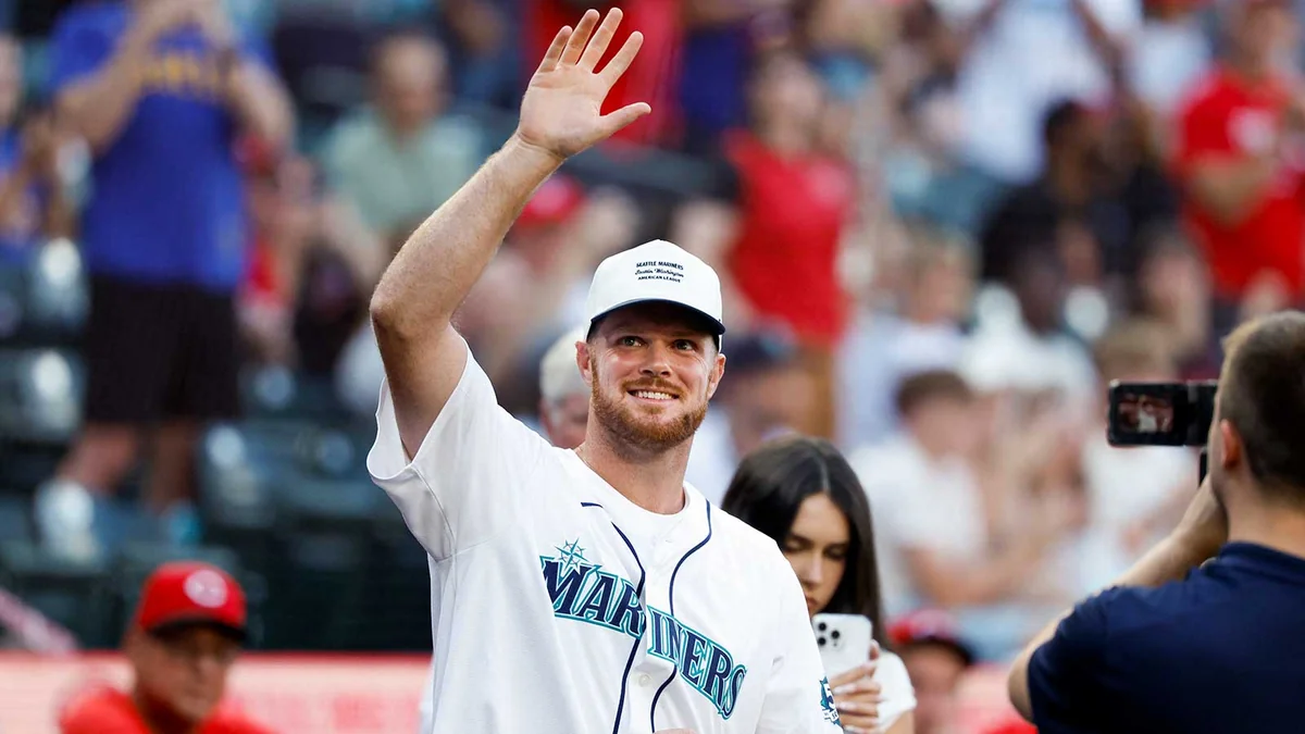 Sam Darnold Threw Out a First Pitch. The Mariners Still Lost. That’s the Vibe.