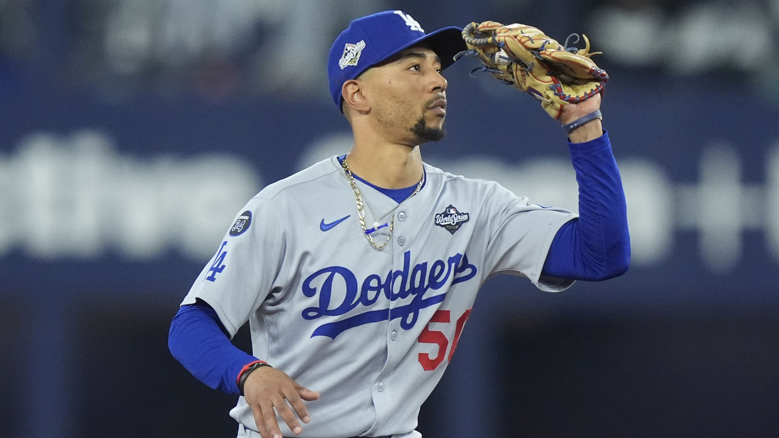 Mookie Betts’ wrist injury scared Dodgers fans. Dave Roberts says it’s nothing to worry about.