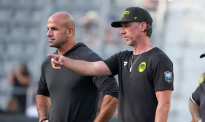 Kyle Shanahan Showed Up to 49ers Camp With a Cast and a Practice Script