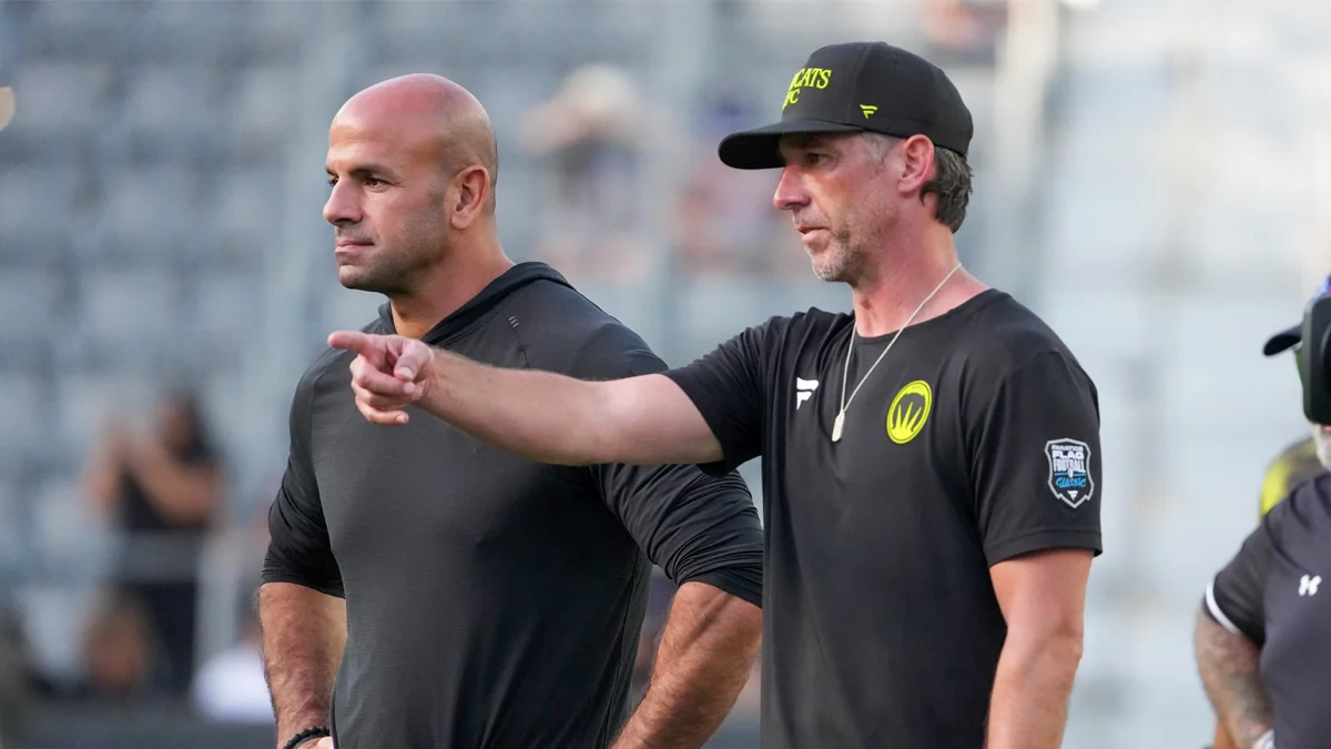 Kyle Shanahan Showed Up to 49ers Camp With a Cast and a Practice Script