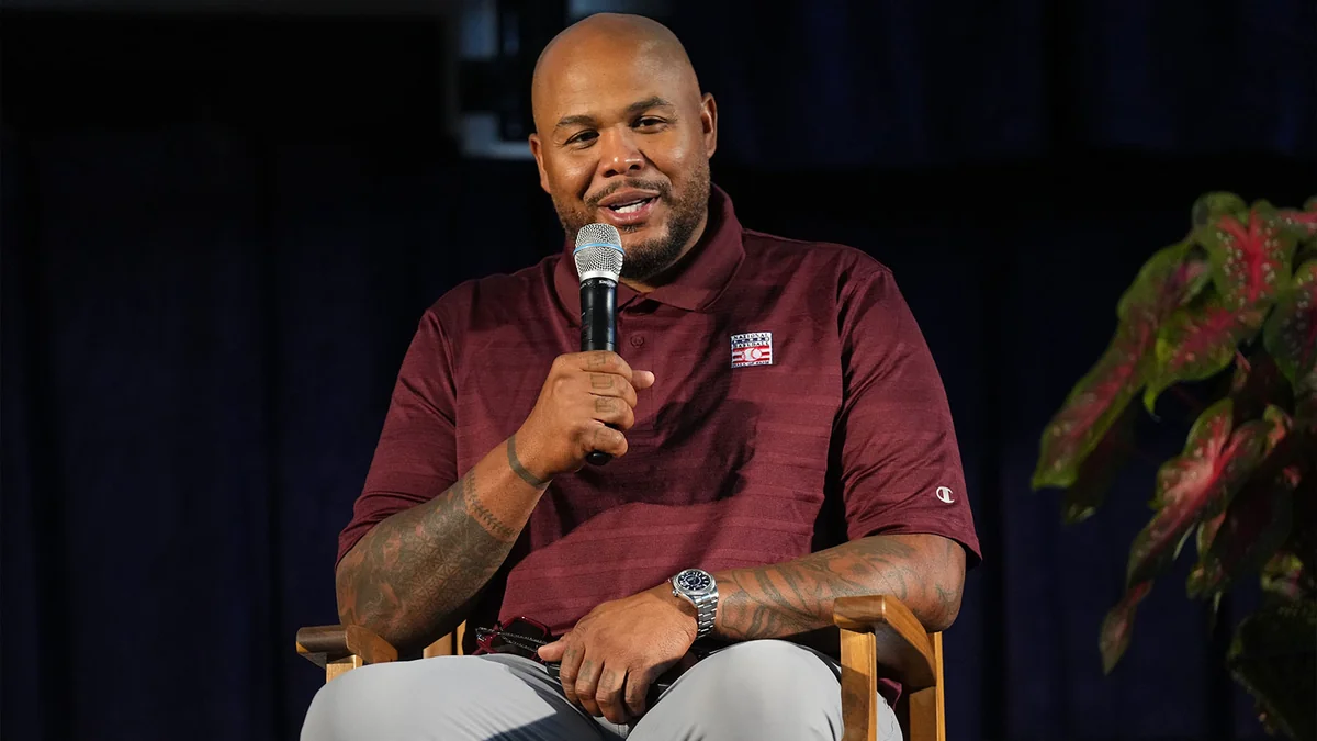 Andruw Jones Gets Emotional Honoring Ken Griffey Jr. During Hall of Fame Speech