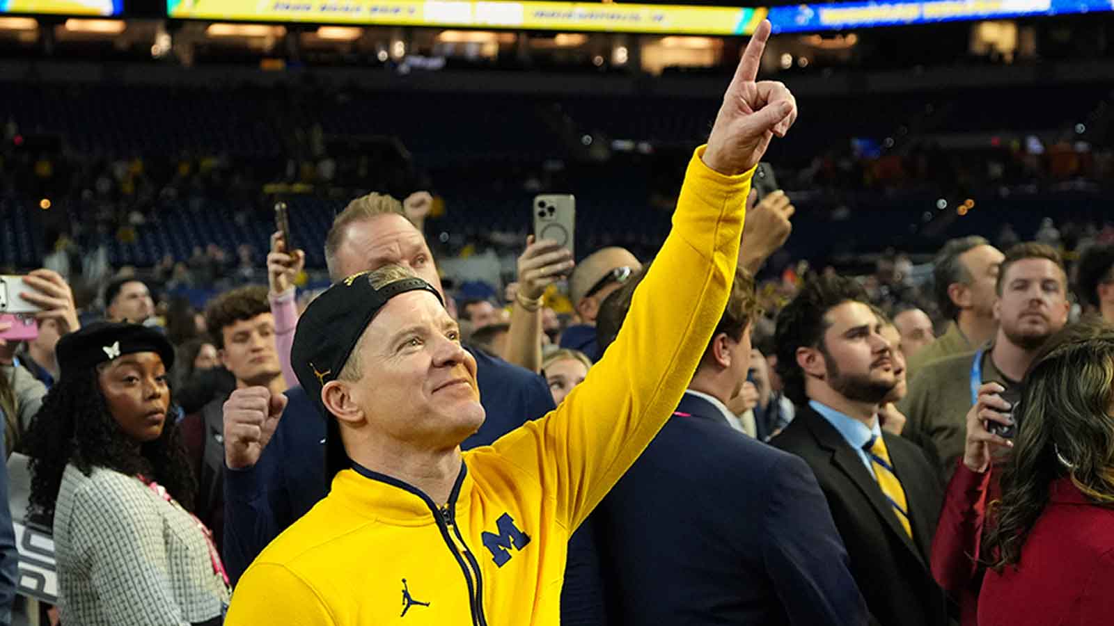 Tennessee Transfer J.P. Estrella Stays at Michigan Despite Dusty May’s Exit to Mavericks