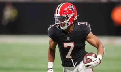 Bijan Robinson’s missing helmet had Falcons fans on edge. Here’s what actually happened.