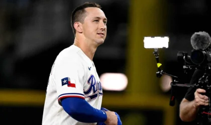 Wyatt Langford walked off the IL with a single and Rangers fans lost it