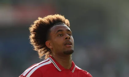Zirkzee Wants to Stay at Manchester United. The Club Wants Him Gone.