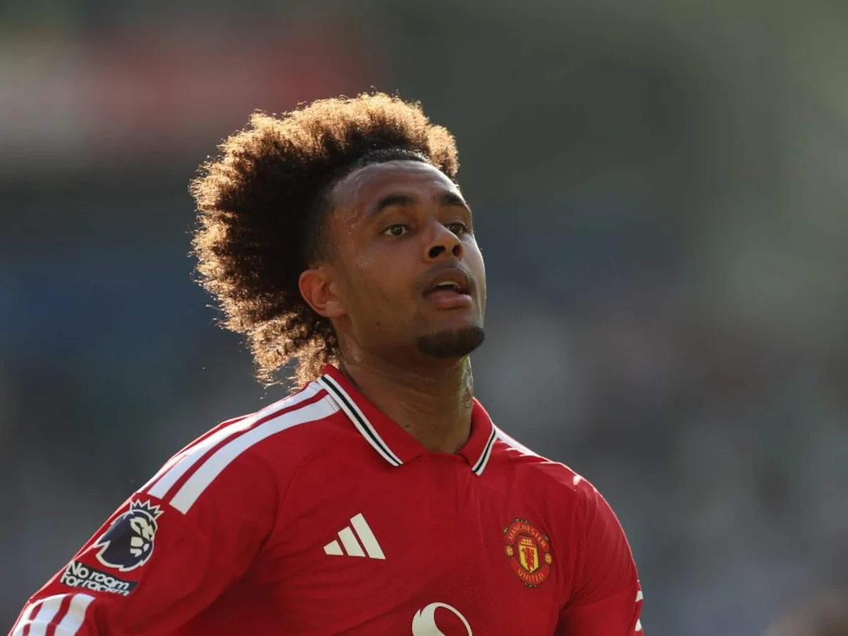 Zirkzee Wants to Stay at Manchester United. The Club Wants Him Gone.