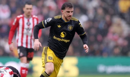 Michael Carrick Turns Mason Mount Into a Deep-Lying Midfielder and It’s Actually Working