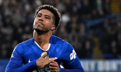 Paul Scholes Questions Andrey Santos as Man United’s Answer in Midfield Search