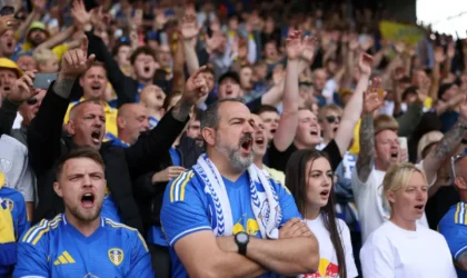 Leeds United Faces Uphill Battle for 6-Foot-6 Keeper as Valencia Locks Down Personal Terms