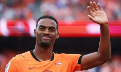 Gary Neville Picks a Liverpool Star for United. It’s Not Who You’d Expect.