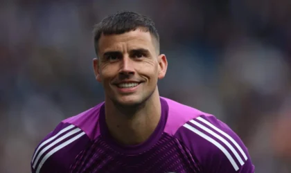 Veteran Goalkeeper Karl Darlow Turns Down Leeds to Back Up Senne Lammens at Manchester United